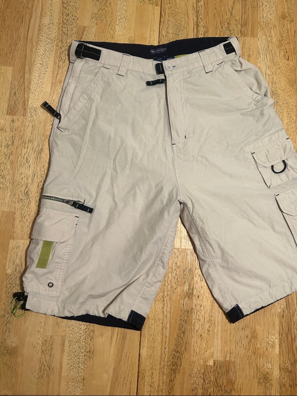 Light Gray Outdoor Cargo Pants with Green Accentso